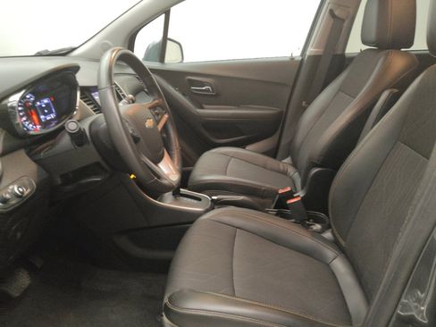 Used 2020 Chevrolet Trax LT w/ Driver Confidence Package FWD image 17