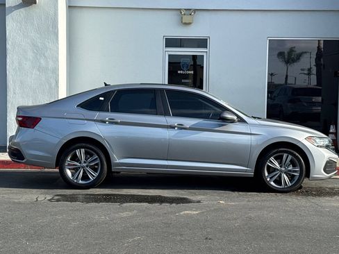 Used 2024 Volkswagen Jetta SE FWD image 2