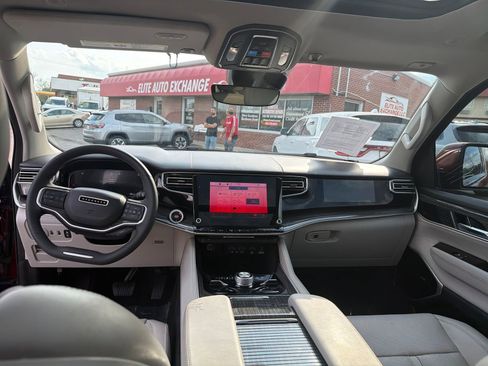 Used 2022 Jeep Wagoneer Series III w/ Premium Group I AWD/4WD image 13
