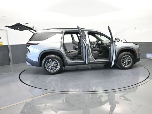 Used 2025 Chevrolet Traverse LT image 74