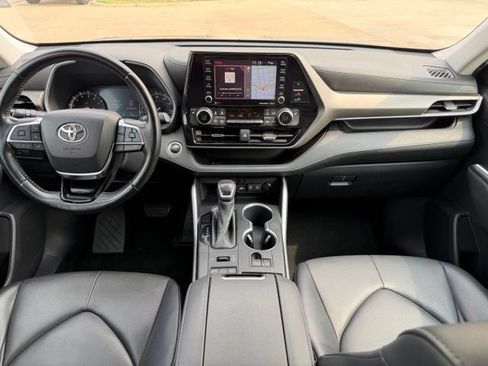 Used 2020 Toyota Highlander XLE AWD/4WD image 28