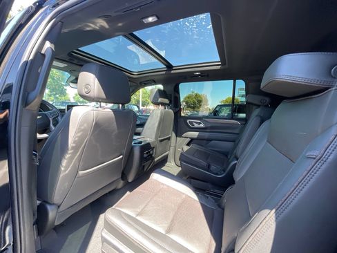 Used 2023 Chevrolet Suburban High Country AWD/4WD image 4
