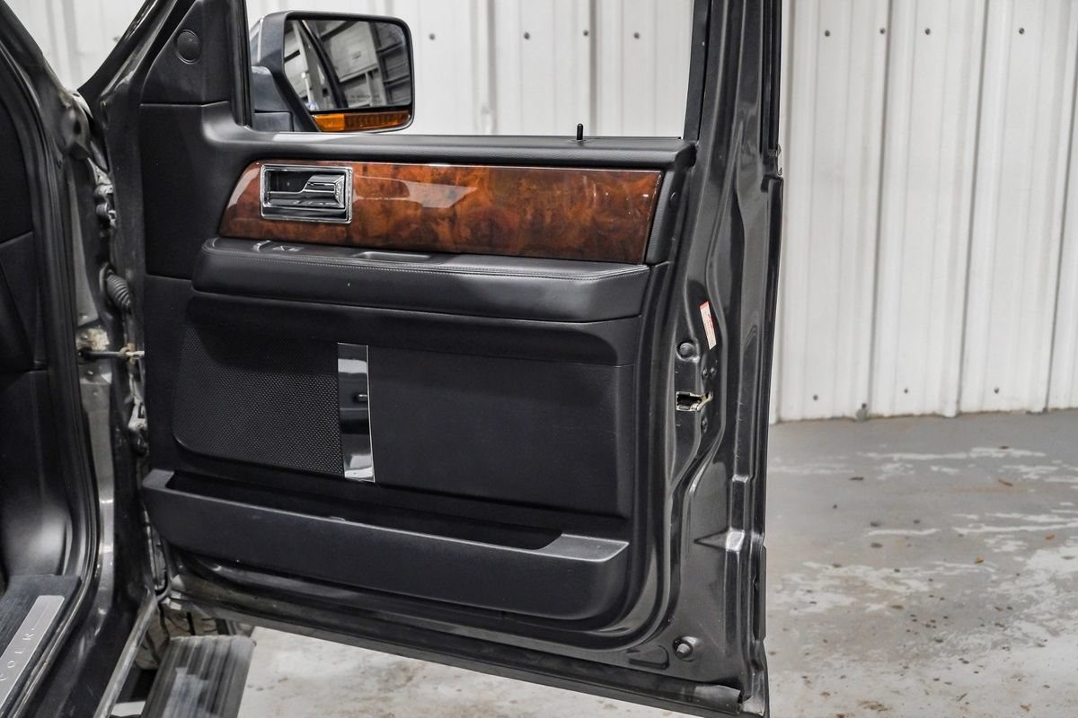 Used 2016 Lincoln Navigator Select RWD image 29