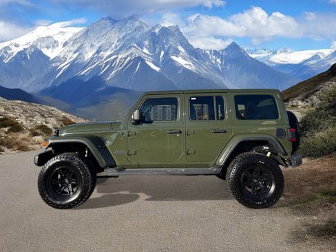 Used 2020 Jeep Wrangler Unlimited Sahara image 2