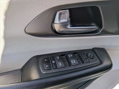 Used 2022 Chrysler Pacifica Touring-L image 10