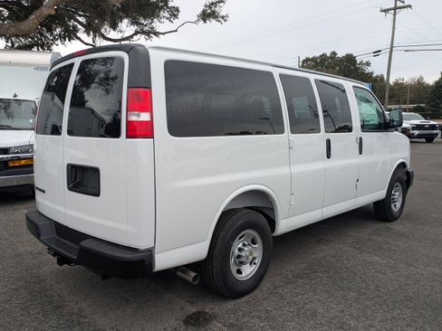 Used 2025 Chevrolet Express 3500 LS RWD image 8