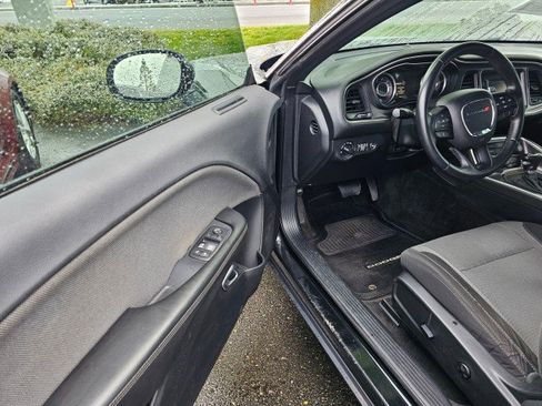 Used 2015 Dodge Challenger SXT image 15