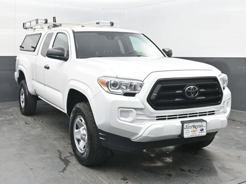 Used 2022 Toyota Tacoma SR image 2