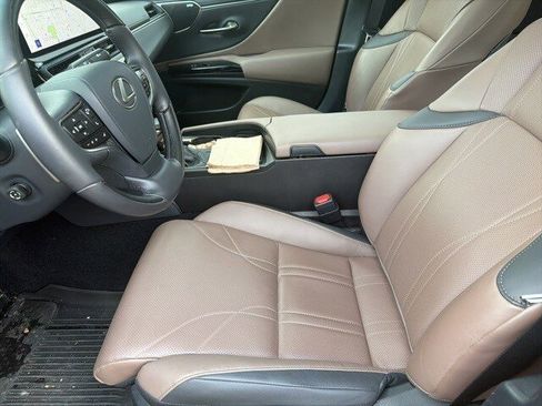 Used 2025 Lexus ES 300h w/ Luxury Package image 5