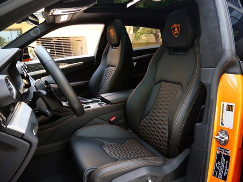 Used 2021 Lamborghini Urus AWD/4WD image 18
