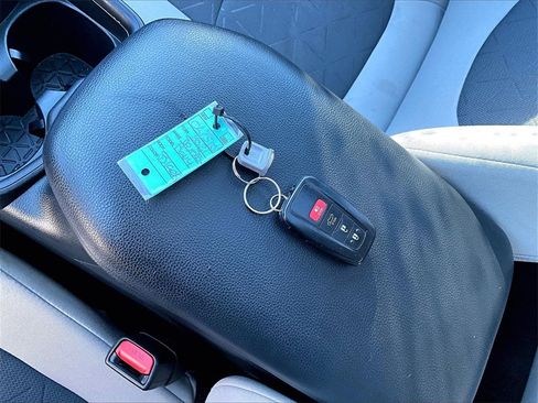 Used 2021 Toyota RAV4 XLE image 10