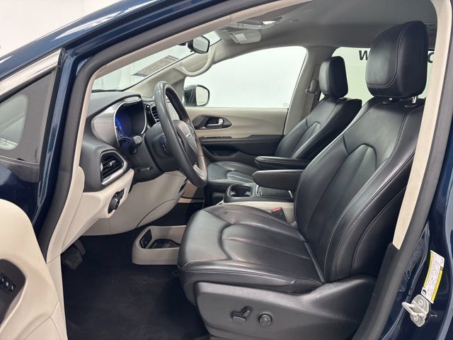 Used 2023 Chrysler Pacifica Touring-L FWD image 21