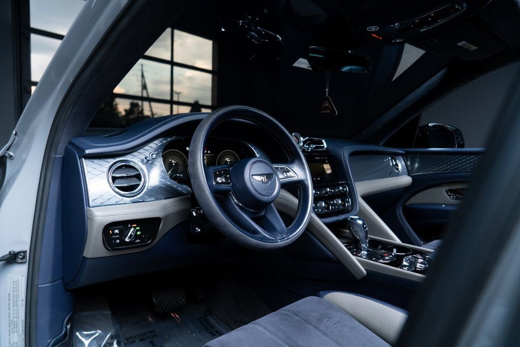 Used 2022 Bentley Bentayga AWD/4WD image 27