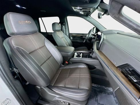 Used 2025 Chevrolet Tahoe High Country RWD image 31