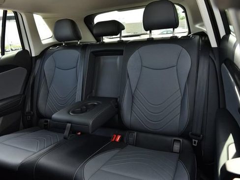 Used 2025 Volkswagen Tiguan SE AWD/4WD image 22