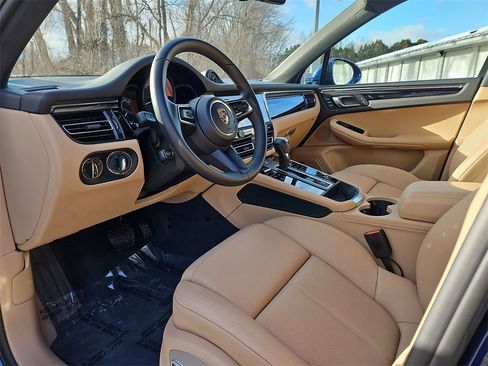 Certified 2025 Porsche Macan image 4