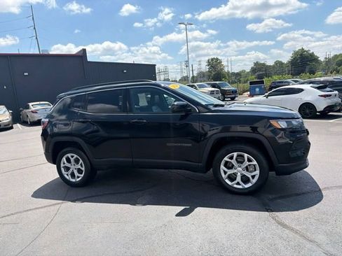 Used 2024 Jeep Compass Latitude AWD/4WD image 3