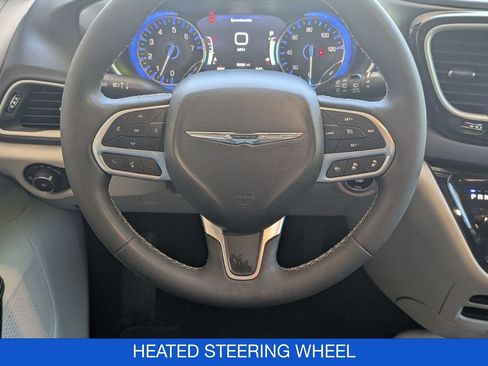 Used 2024 Chrysler Pacifica Touring-L FWD image 18