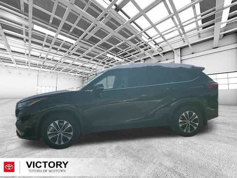 Certified 2023 Toyota Highlander XLE image 6