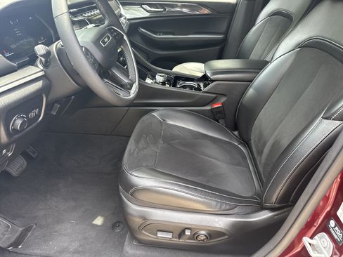 Used 2023 Jeep Grand Cherokee Altitude RWD image 9