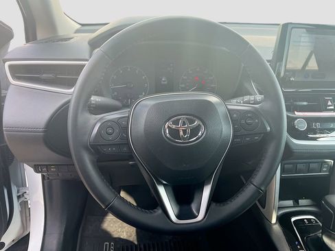 Used 2025 Toyota Corolla Cross LE FWD image 11