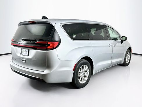 Used 2024 Chrysler Pacifica Touring-L FWD image 9