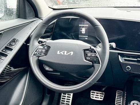 New 2025 Kia Niro EX Touring image 15