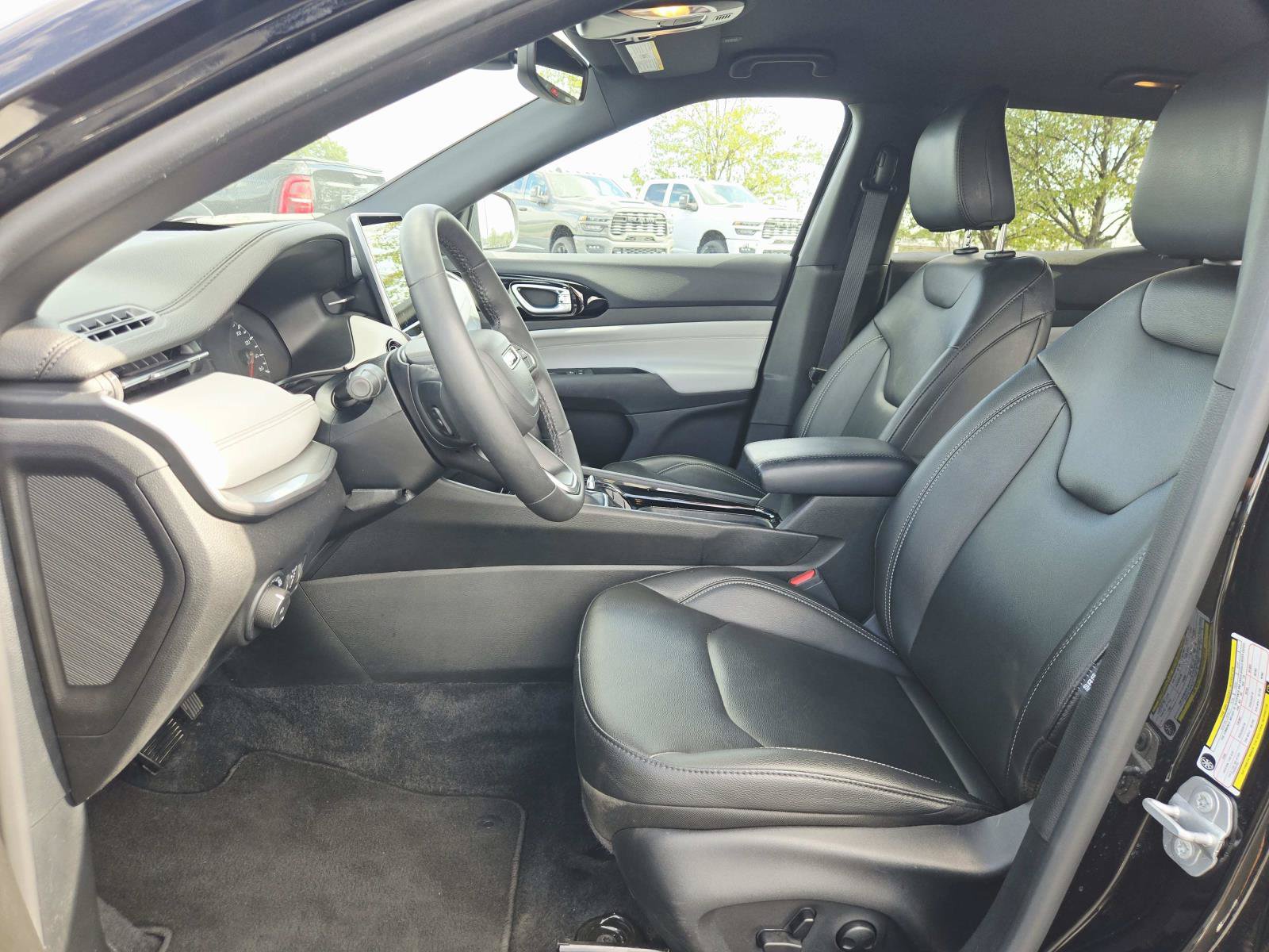 Used 2025 Jeep Compass Limited AWD/4WD image 12
