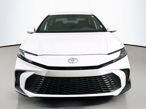 Used 2025 Toyota Camry SE image 2