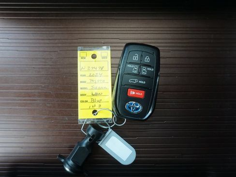 Used 2024 Toyota Sienna XLE w/ XLE Plus Package AWD/4WD image 36