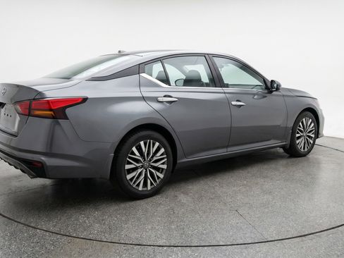 Used 2025 Nissan Altima 2.5 SV image 9