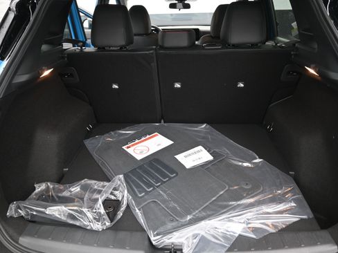 New 2025 Nissan Kicks SR image 18