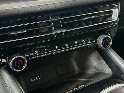 Used 2024 Chevrolet Traverse LT image 24