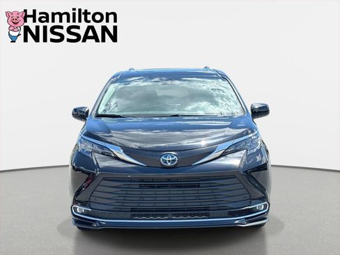Used 2024 Toyota Sienna XLE FWD image 6