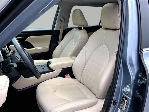 Used 2023 Toyota Highlander XLE FWD image 8