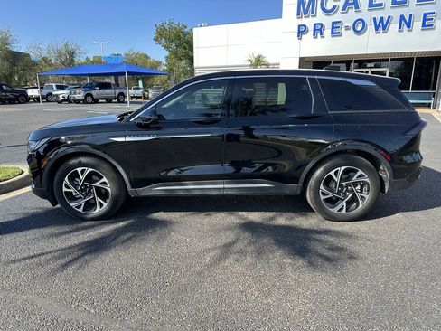 Used 2024 Lincoln Nautilus Premier image 3