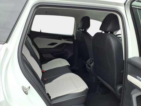 Used 2025 Volkswagen Tiguan SE image 15