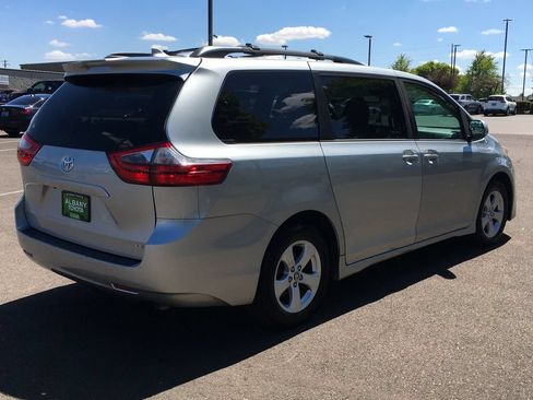 Used 2020 Toyota Sienna LE w/ Carpet Mat Package FWD image 7