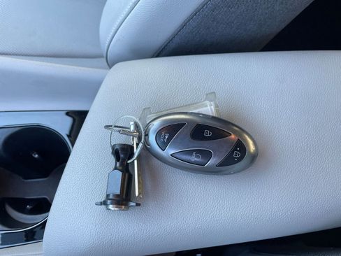 Used 2025 Hyundai Elantra Limited image 22