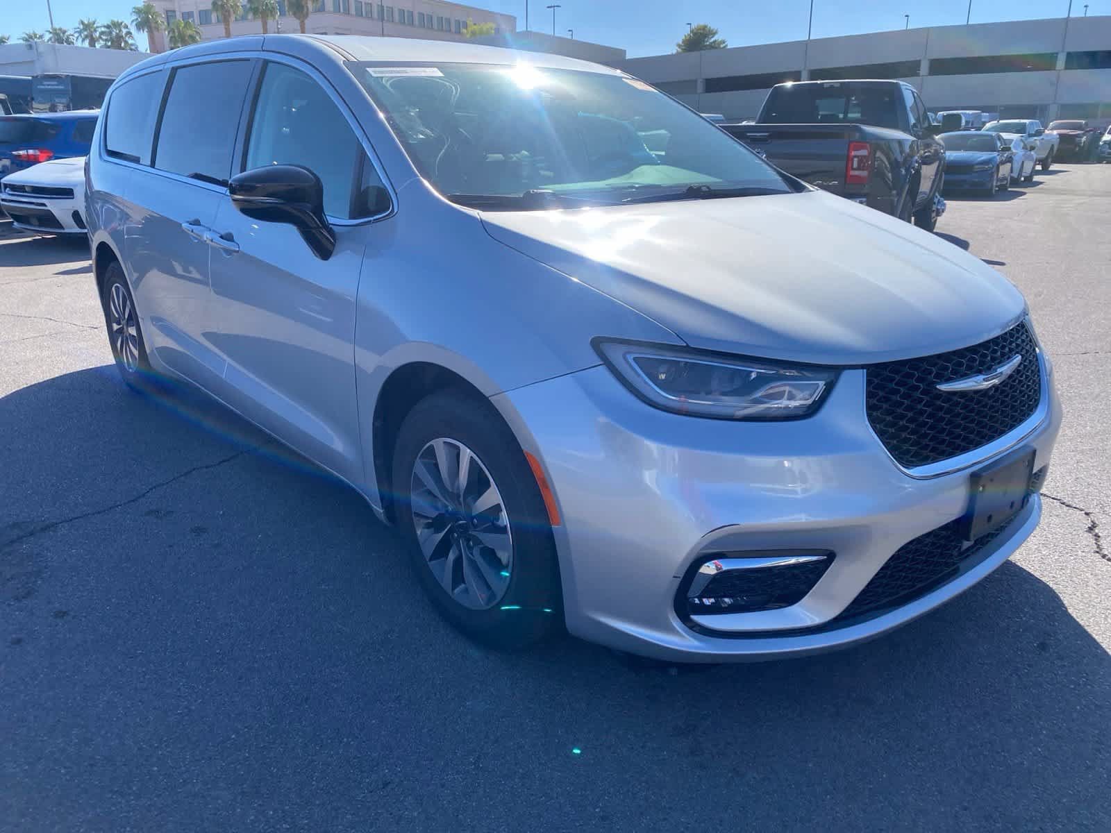 Used 2024 Chrysler Pacifica Limited FWD image 4