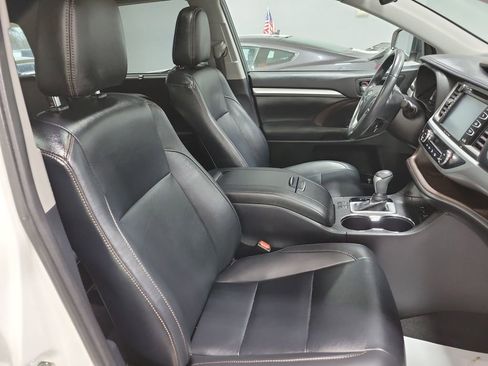 Used 2019 Toyota Highlander XLE image 18