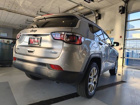 Used 2022 Jeep Compass Latitude image 4