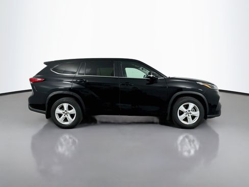 Used 2023 Toyota Highlander LE AWD/4WD image 8