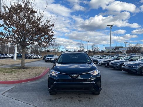 Used 2018 Toyota RAV4 LE image 8