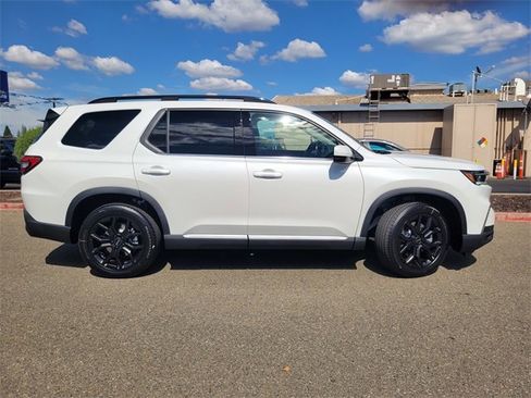 New 2025 Honda Pilot Touring image 4