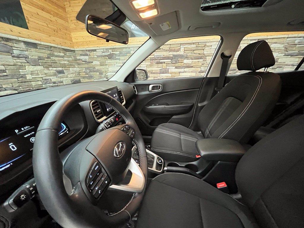 Used 2024 Hyundai Venue SEL FWD image 18