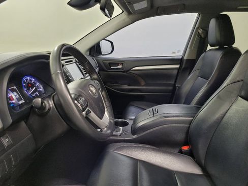 Used 2019 Toyota Highlander XLE AWD/4WD image 17