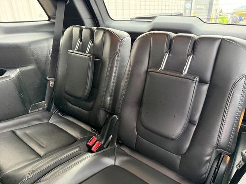 Used 2018 Ford Explorer XLT w/ XLT Appearance Package image 10