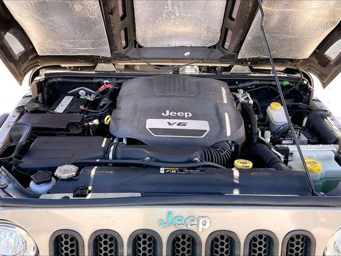 Used 2018 Jeep Wrangler Unlimited Sahara AWD/4WD image 9
