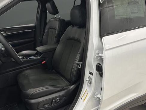 New 2026 Jeep Grand Cherokee Altitude image 9